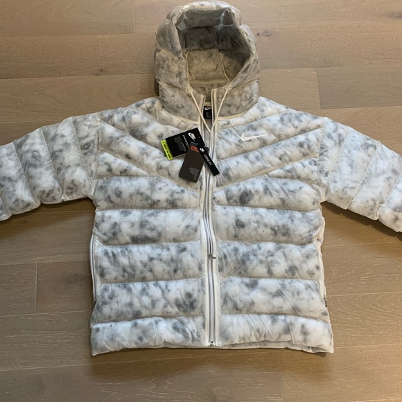 White Nike Puffer Jacket - Picture 6 of 8